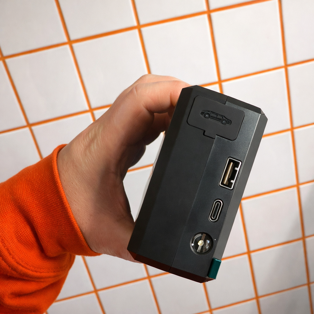 Zestaw ratunkowy do auta: odpala silnik, pompuje opony, ładuje telefon i świeci w nocy.”